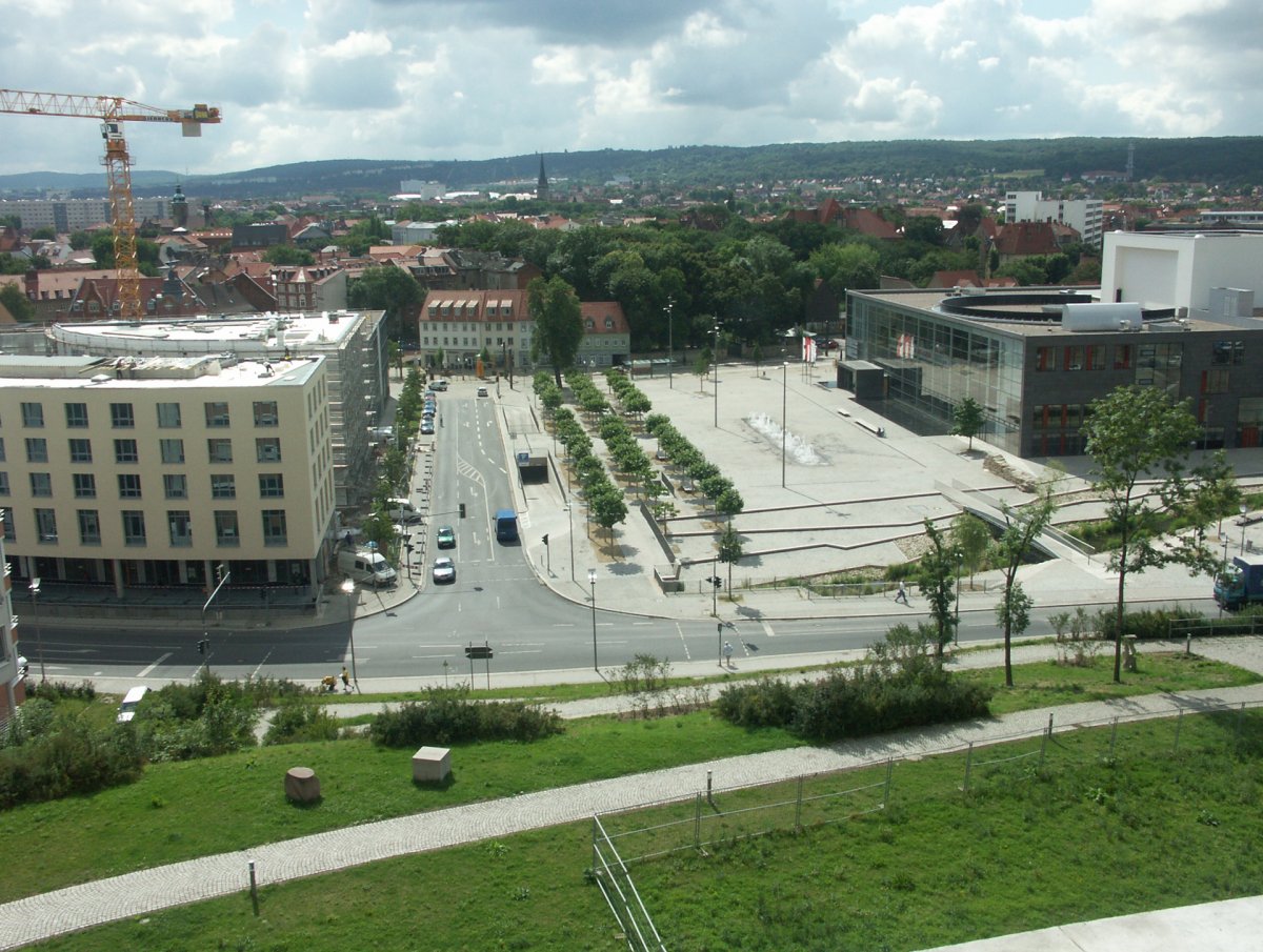 Theaterplatz mit Theater und Hotel