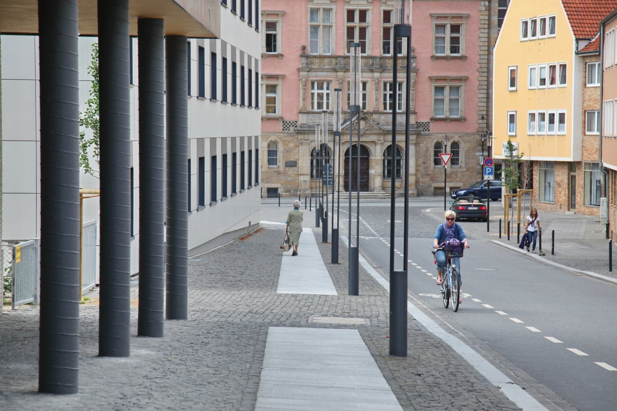 Neu gestaltete Kreuzstraße mit genügend Raum für alle Verkehrsteilnehmer