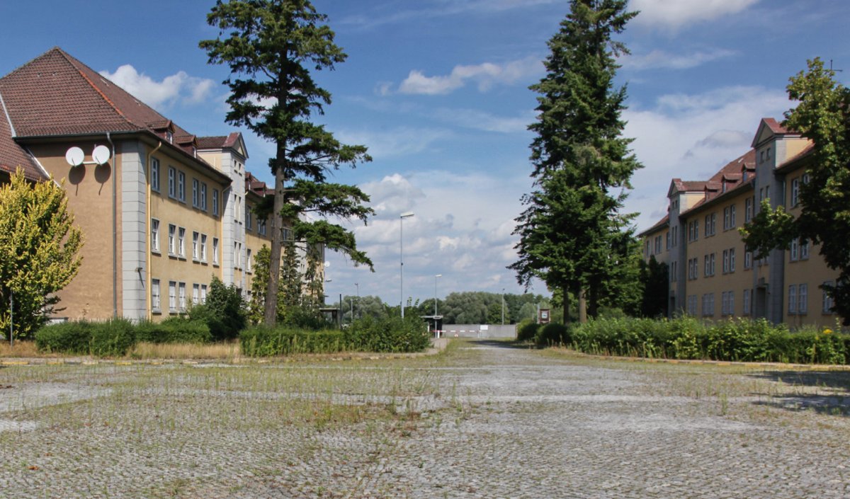 Verwaltungs- und Unterkunftsgebäude, Blick Richtung Hauptwache